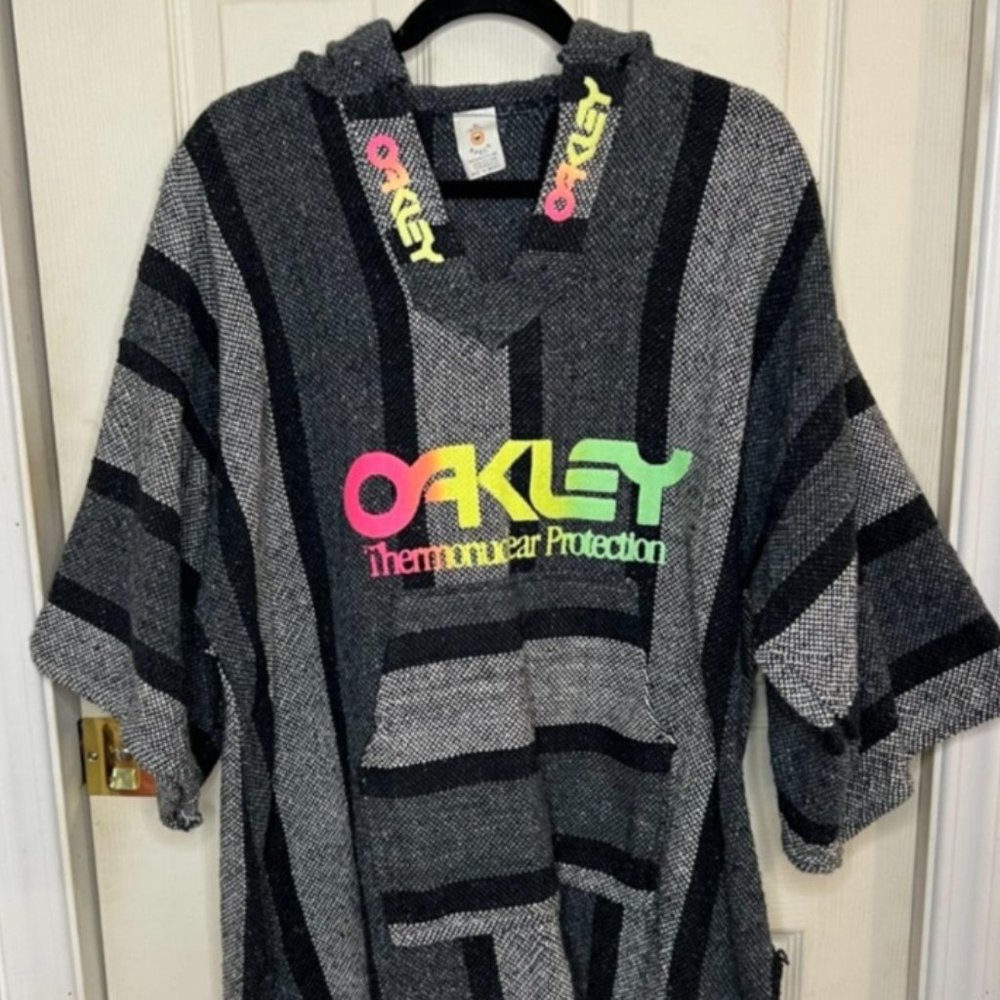 Vintage RARE Oakley Drug Rug Mexican Hoodie Short Sleeve Wide Arm XL